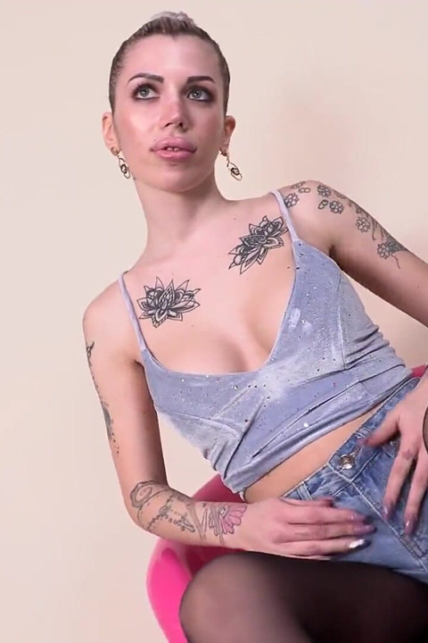 אליס פולטרונה הסקסית מאוננת בגרביונים שלה