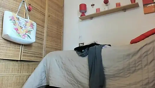 Güzel İtalyan orta yaşlı seksi kadın büyük lastik yaraklarla götünü parçalıyor