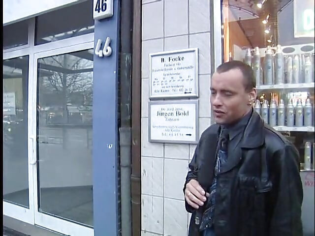 Німецька аматорська леді на відкритому повітрі в інтерв'ю