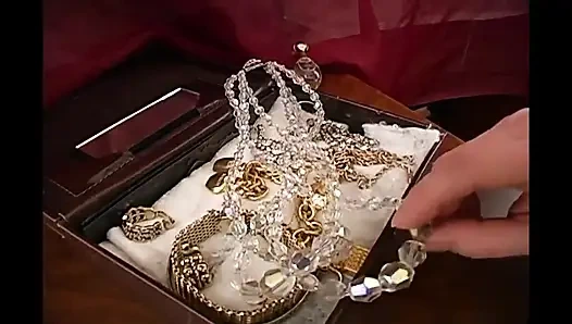 Arkadaşı tarafından sahte yarakla sikiliyor