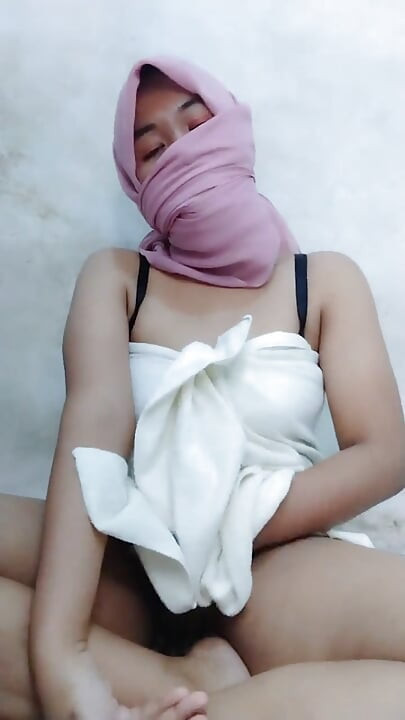 Indonesian Girl Is Having Fun Playing Pussy