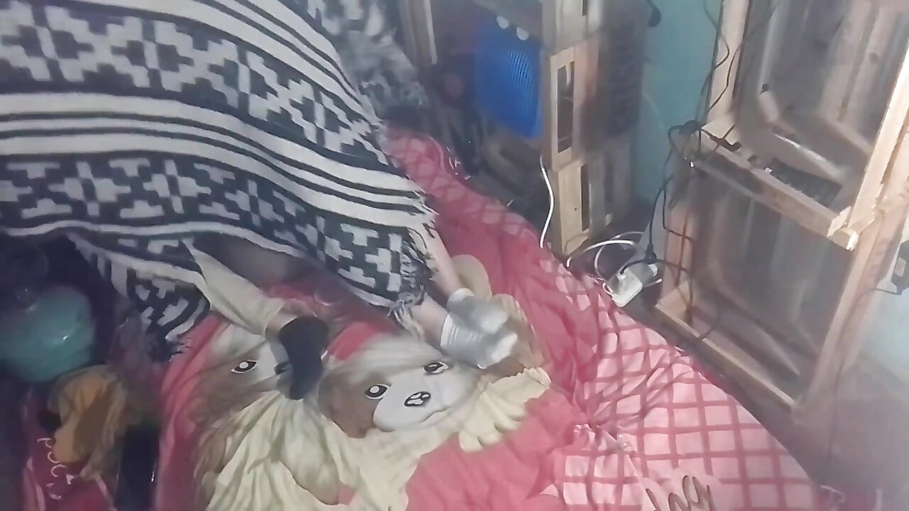 A takaró alatt megcsókolom és megérintem