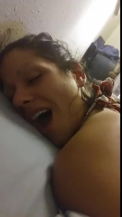 Sa nana attachee est docile en levrette