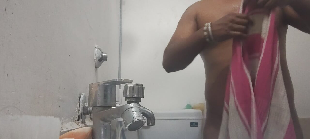 Usko apni Gand mein Thoda maja aata Hai