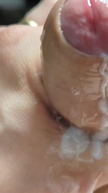 迷人的时刻，从“在我饥渴的阴户上玩弄很多 precum 并呻吟直到高潮”