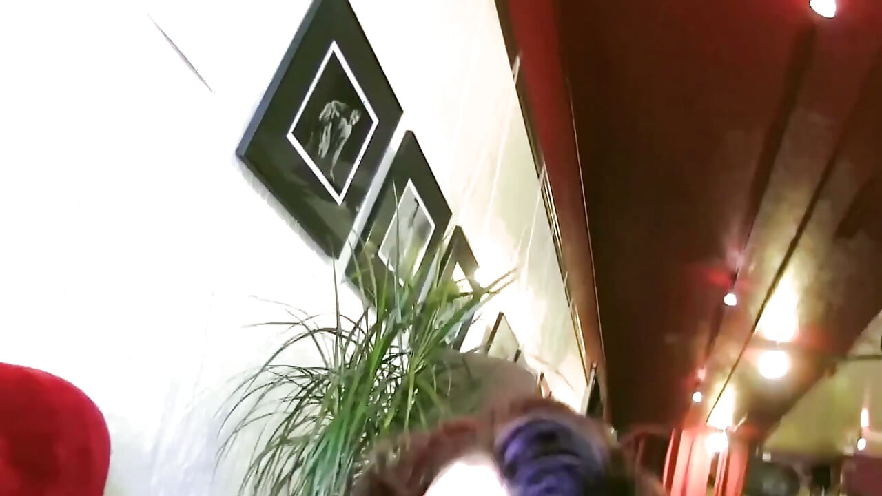 Coffee Shop Pickup - wytatuowana laska i blondynka bawią się różdżką i niebieską zabawką