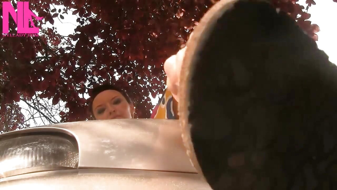 Αισθησιακό Hanging στις ροζ σαγιονάρες μου Birkenstock