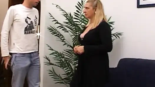 Doyumsuz sürtük tüm sikiş deliklerine sonsuz yarak alıyor