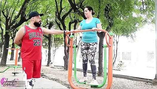 Seksi ve çekici komşum parkta ve onu orada görünce onunla yatmamı teklif etti ve kabul ettim - Porno en Español