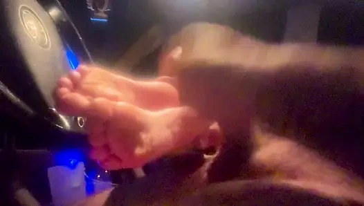 Seksi kızıl saçlı Liz Lane Chester Van Name'e başka bir harika derin gırtlak sakso çekiyor ve sonra onu ayakla muameleyle dölle değiştiriyoruz