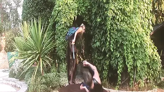 Seks bahçesi sahnesi İç çamaşırlı büyük götlü 3 sarışın üçlü sekste iki yarağın tadını çıkarıyor ve yüze boşalma