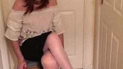 Sexy travesti Suzee0 rasga suas meias brancas