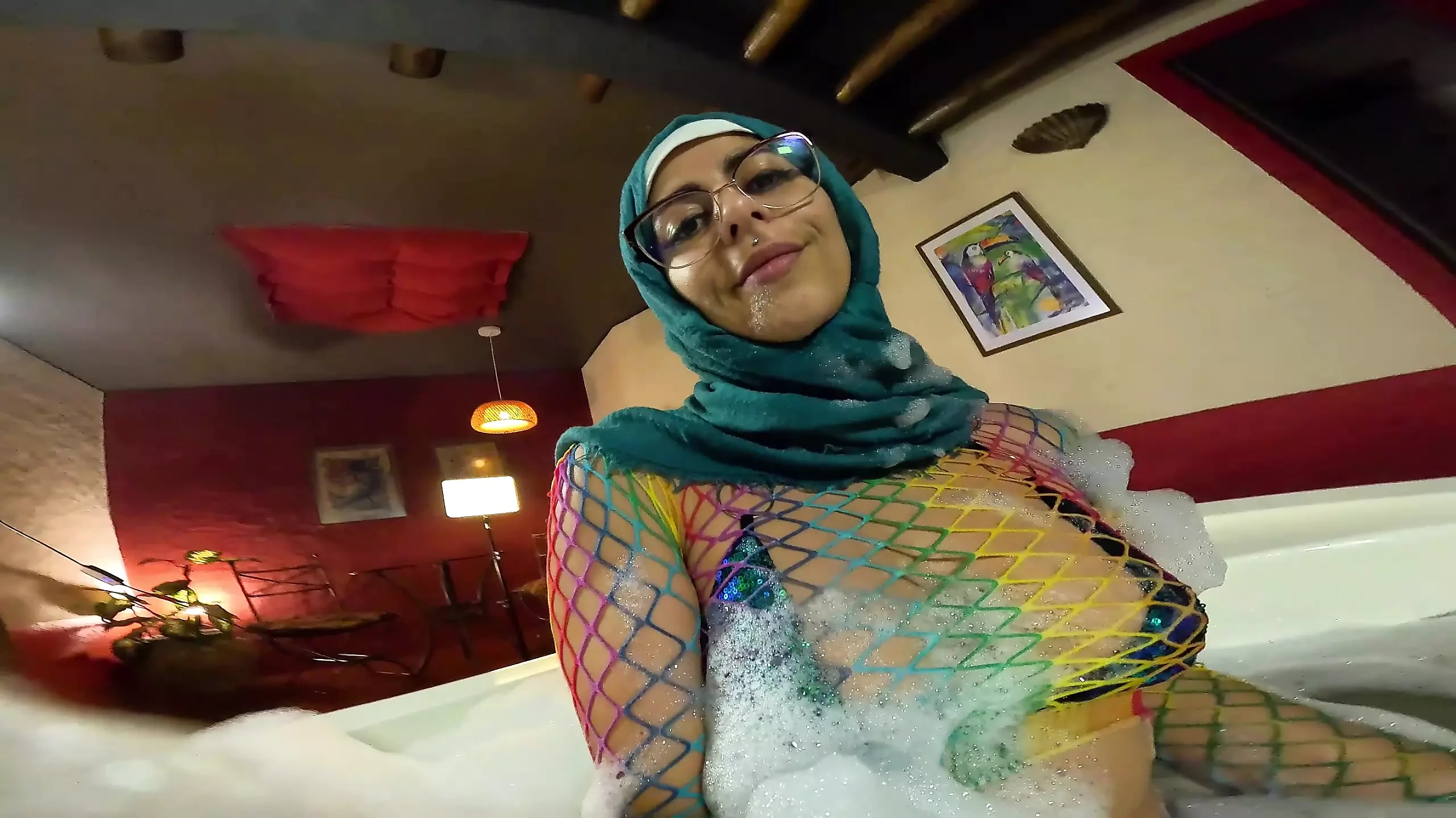Mia niqab memek dan mulutnya dientot habis-habisan di jacuzzi mia niqab