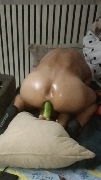 形の良いお尻がディルドに乗る