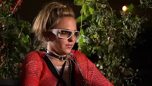 Cewek cantik dicrot di muka di kamar mandi