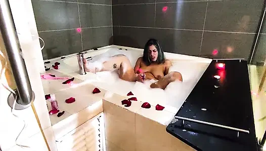 Masturbasi romantis dan basah di bak mandi untuk Anda, dengan kelopak busa dan kelopak mawar.