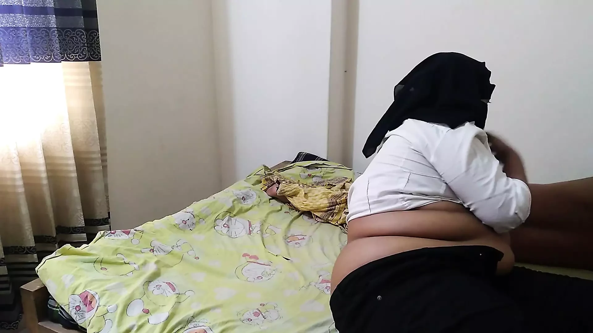 India sexy llega a casa de la oficina y se monta en la gran polla de su amante, luego al día siguiente sus amantes se calientan y va a su oficina y se la folla