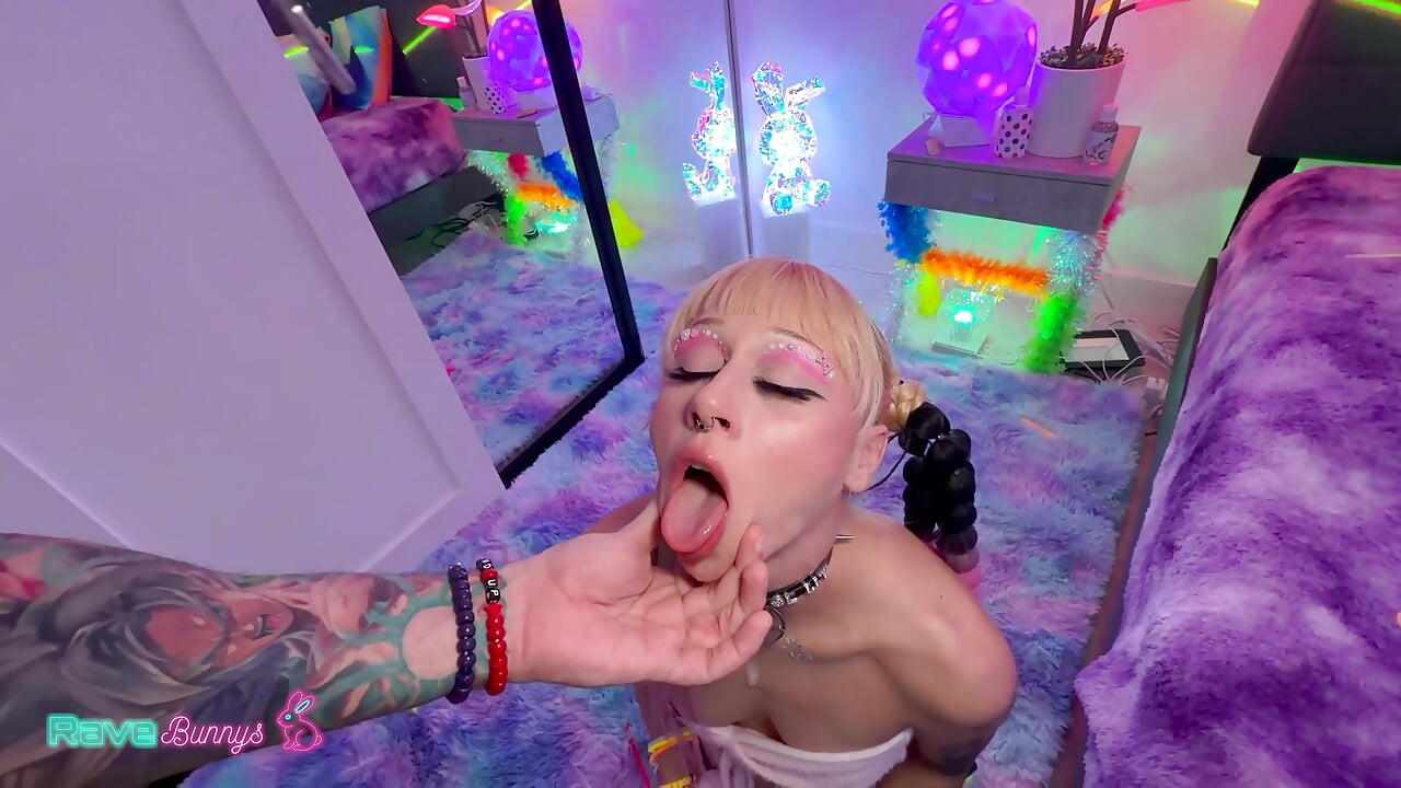 ¡Brian Omally llena a Hannah Quinn con un creampie después de jugar con palitos luminosos!