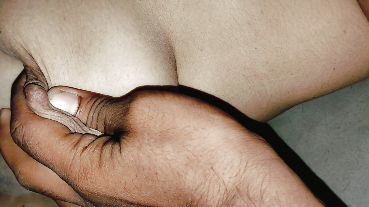 Mera mote mote boobs aur gili chut ka pani pe lo friends