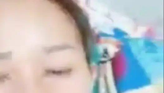 Asyalı Kız Vajinasını Ve Büyük Göğüslerini Gösteriyor