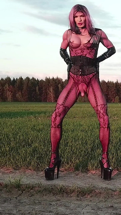 Nezaboravan trenutak iz filma "Napaljena sissy Stacy šeta terenom"
