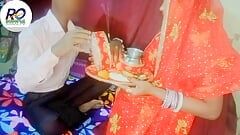 Marido e esposa da vila indiana celebrada em lua de mel na ocasião auspiciosa de Karva Chauth rápido.