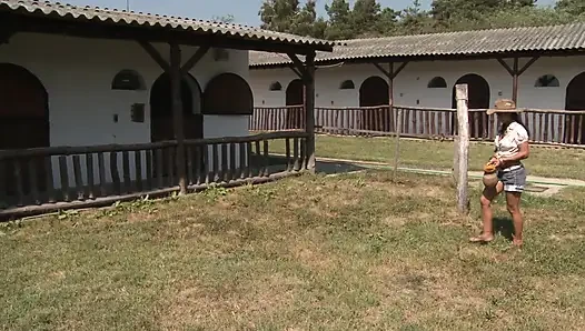 Der glückspilz in einem sex im freien mit brünetter
