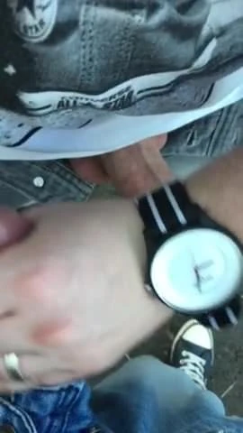 Amigo tatuado bate punheta para si e para meu marido