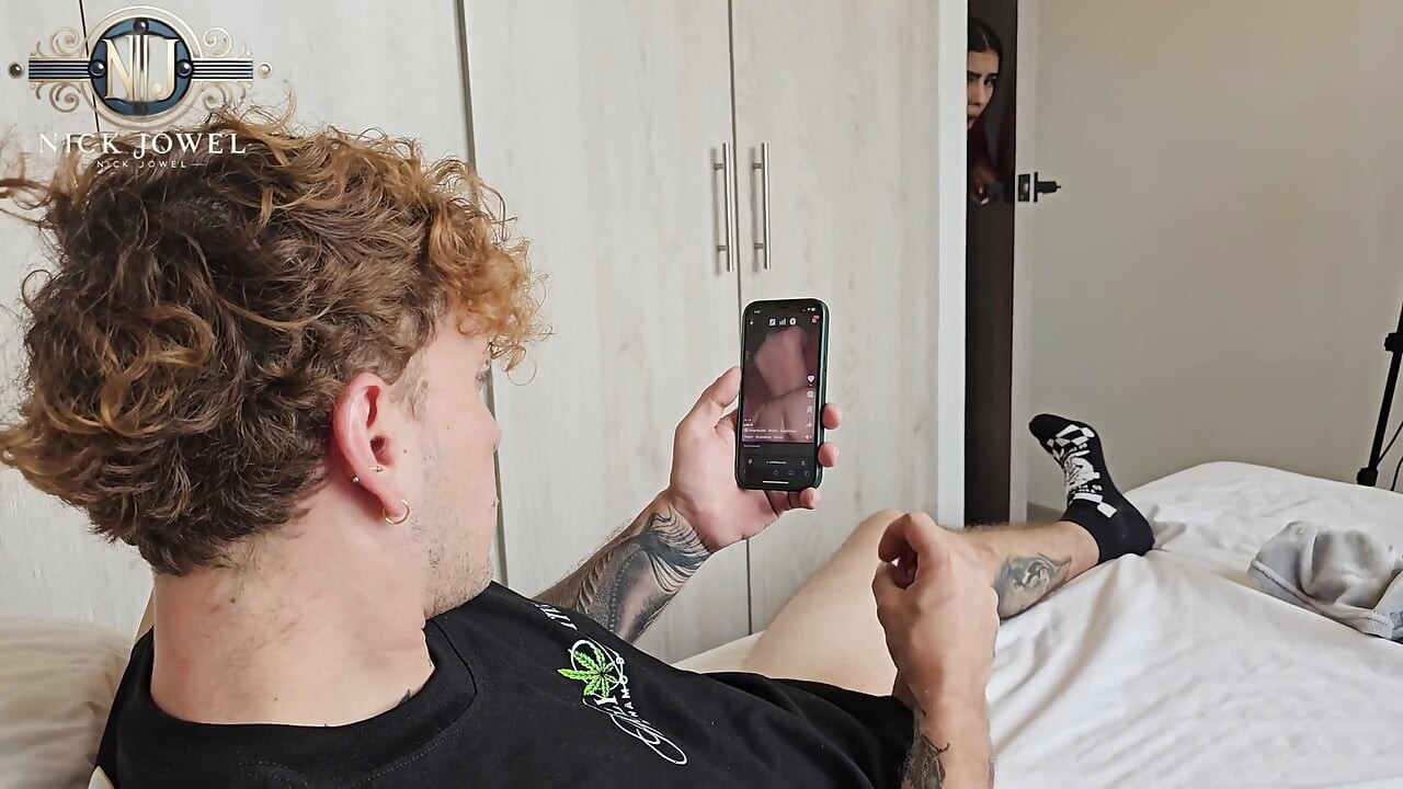 Je Me Masturbe Dans La Chambre De Mon Ami, on Finit Durs!