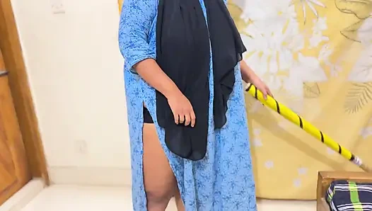 Büyük sarkık sütlü memeler ve göt ateşli Endonezyalı Müslüman teyze odamı temiziyor ve seks için beni baştan çıkarmaya çalışıyor