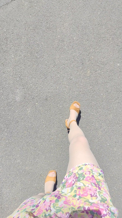 Crossdresser går ned ad gaden