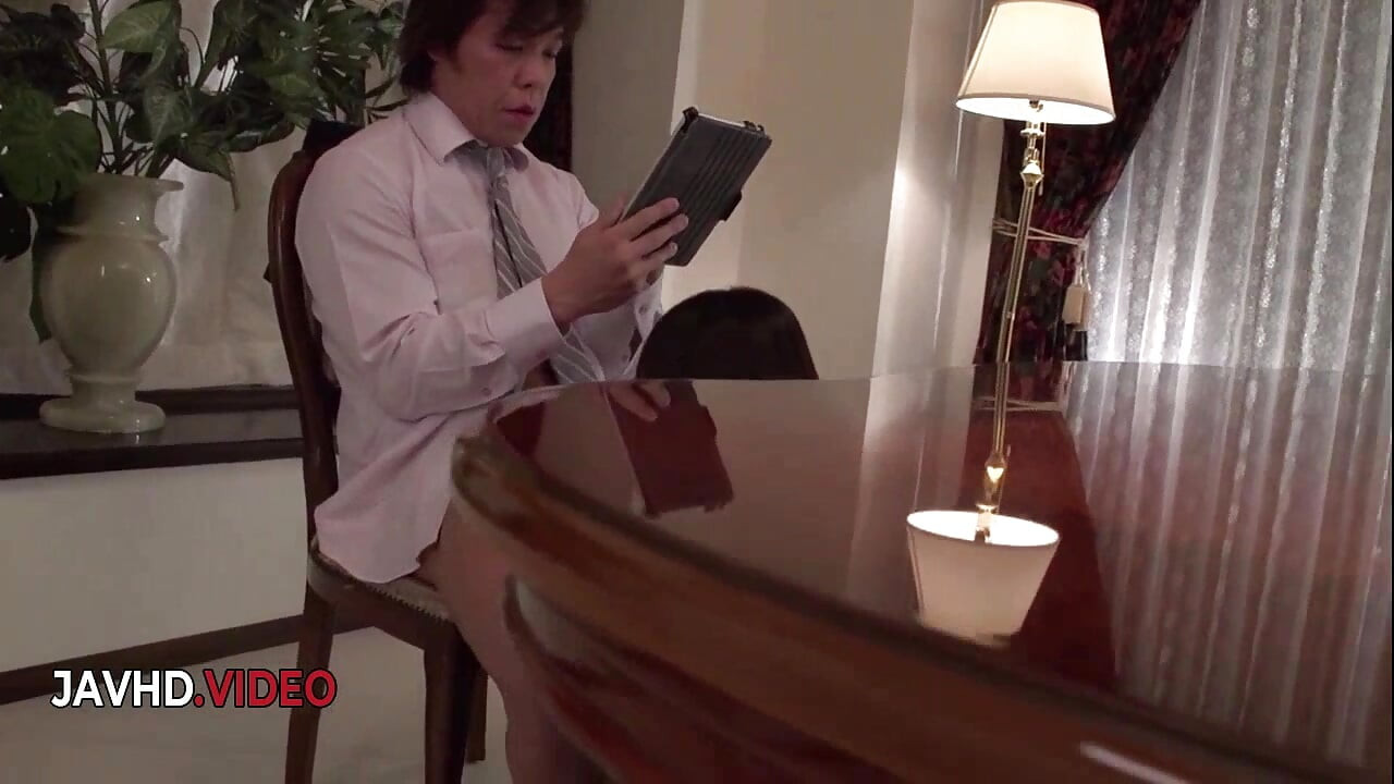 Nanami Hirose geeft een sensuele Aziatische pijpbeurt voordat ze hardcore geneukt wordt