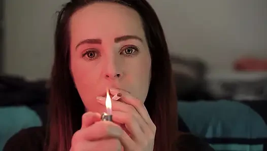 Minyon esmer yakın çekim sigara içme azdırıyor