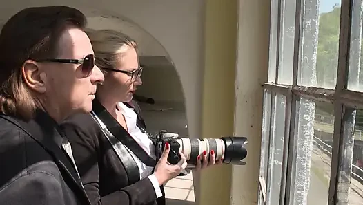 Büyük memeli orta yaşlı seksi kadın amcığı birden fazla adam tarafından parmaklanıyor
