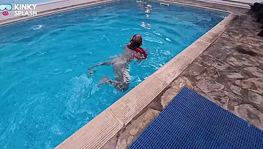 Unter wasser unterwerfung, ballknebel & beute mit verbundenen augen