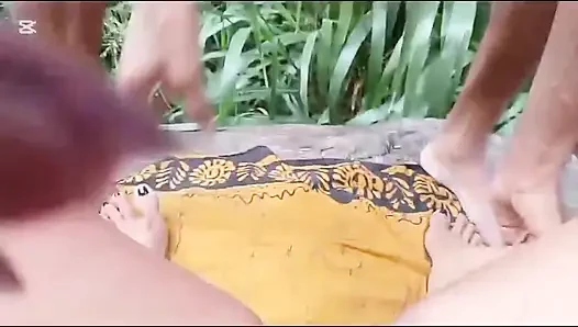 Als ich in den Wald ging, um Holz zu schneiden, fickte mich ein Dorfjungen.