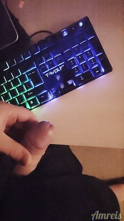 Gamer în noapte. Sperma pe masă.