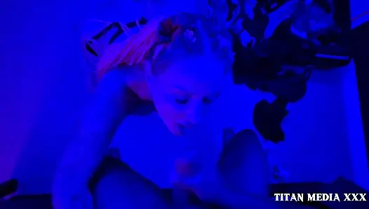 İri güzel orta yaşlı seksi kadın büyük zenci yarağını katlediyor ve yüzüne boşalma bakış açısı
