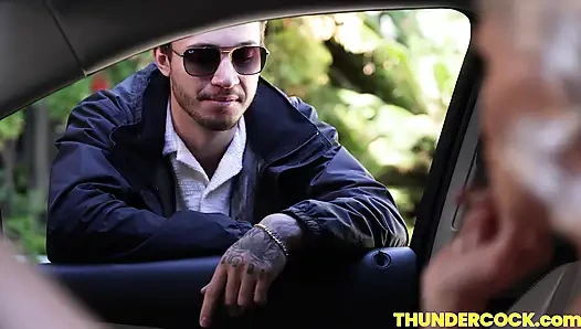 Милфа Charli Phoenix принимает большой член в ее тугую мокрую киску