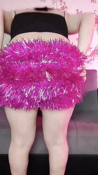 Zavodljivi transvestit pokazuje obline tijela poput božice