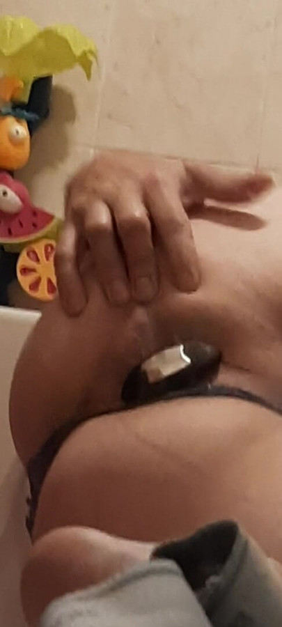 My asshole loves sucking on my e plug