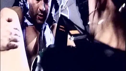 Büyük Memeli Sarışın Plajda Büyük Yaraklı Adam Tarafından Sikiliyor