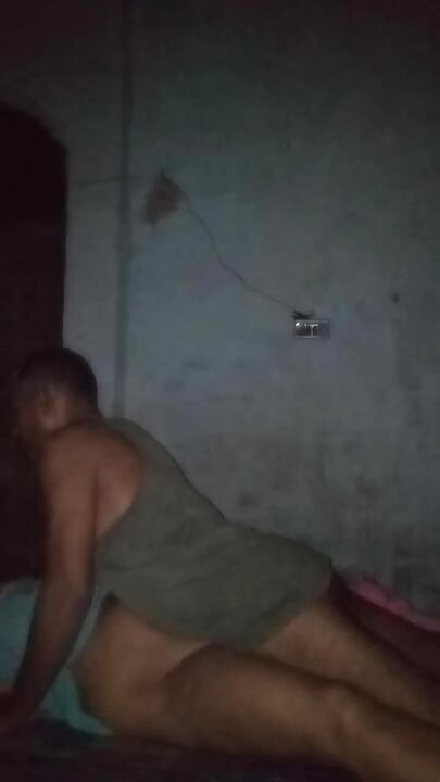 Bhabhi ne apni chut me mall under dalbaya