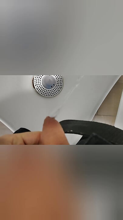 Mladi mršavi bijeli dečko u mješavini pišanja