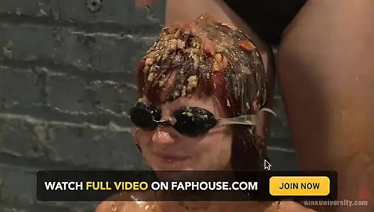 Cewek sange ini lagi asik muasin memeknya pakai mainan seks sampai muncrat bergiliran!