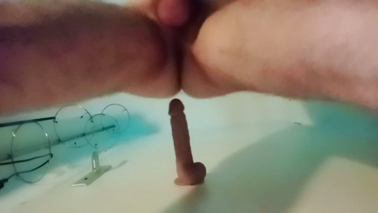 基佬用又小又软的鸡巴把假阳具插进自己屁眼里