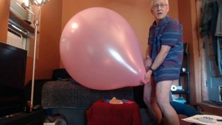 BalloonBanger 36) Дрочка гигантского воздушного шара внутри него, сперма и поп!