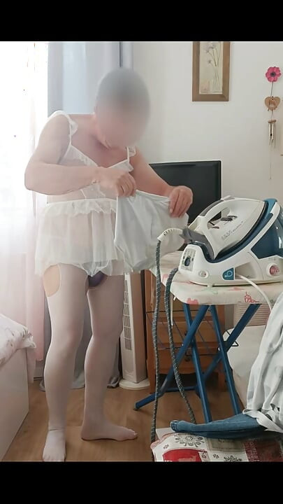 Peglanje u maloj bijeloj odjeći, li ga