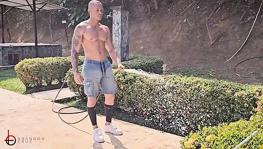 Bosku yang semok dan temannya yang berpantat besar menelan kontolku di threesome di luar ruangan