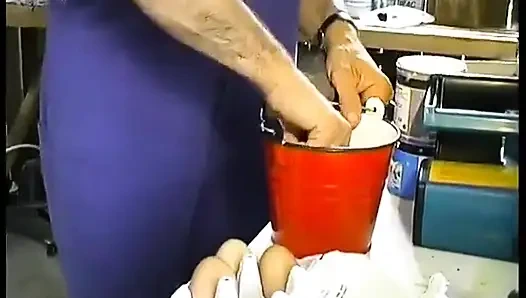 Yaramaz bir kız yumurta için gelirken dedesini ve komşusunu yapıyor!